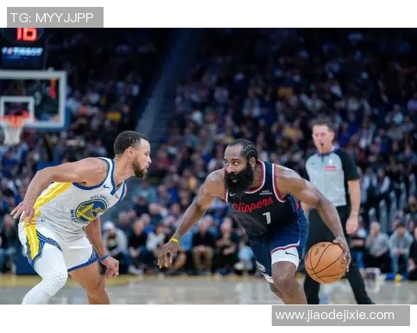 快船与勇士激战11月20日NBA赛场巅峰对决引发球迷热议 快船与勇士激战11月20日NBA赛场巅峰对决引发球迷热议